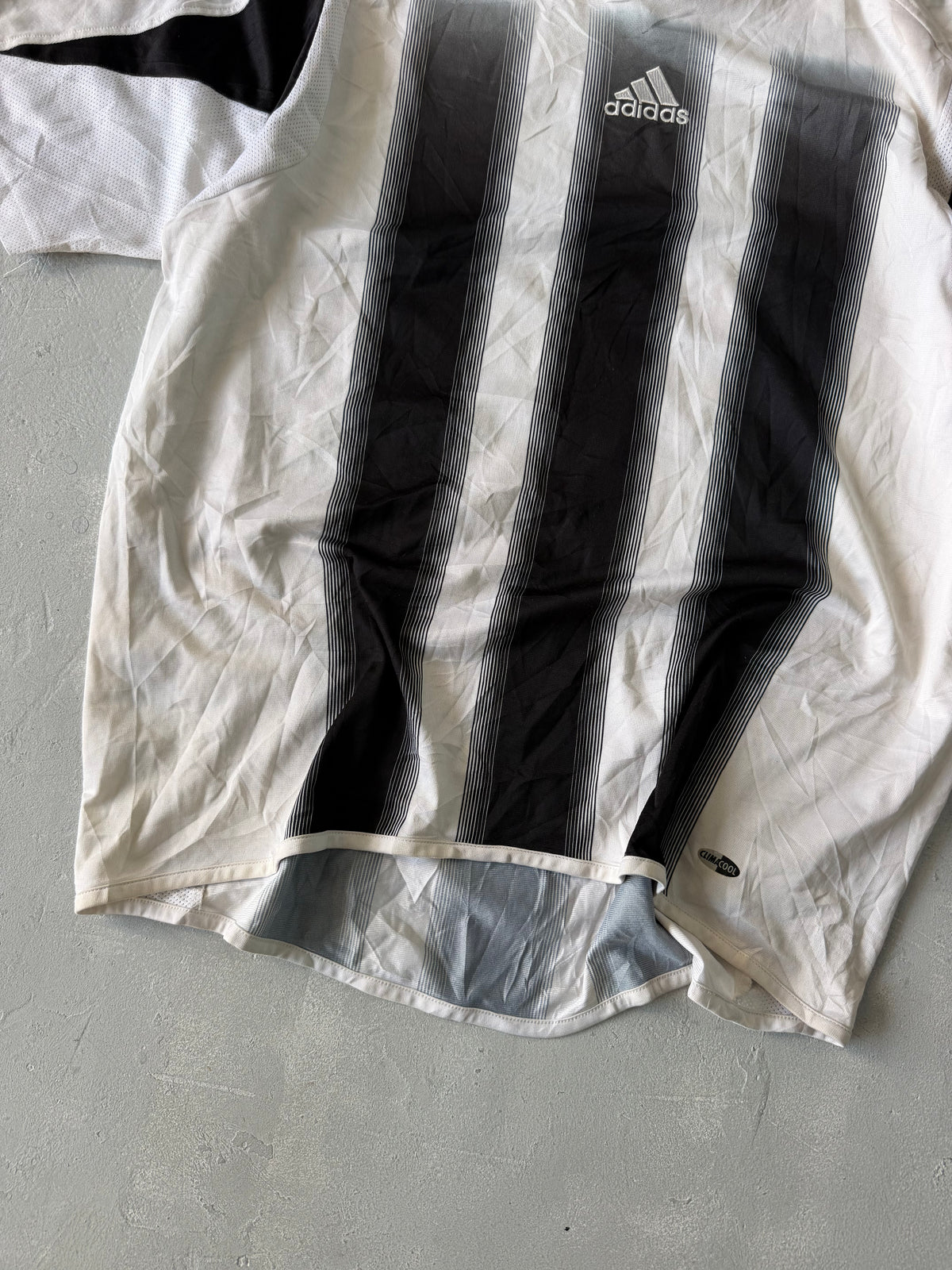 ADIDAS STRIPED TEE - L