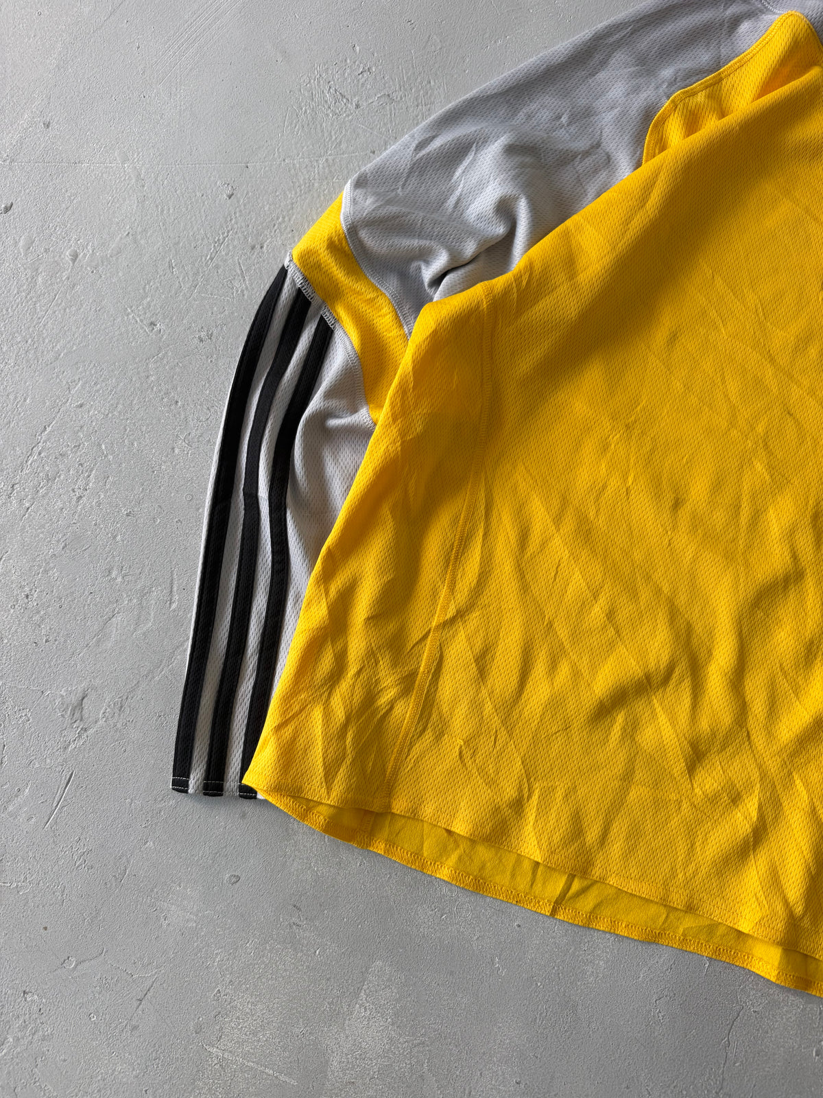 ADIDAS STRIPED TEE - M