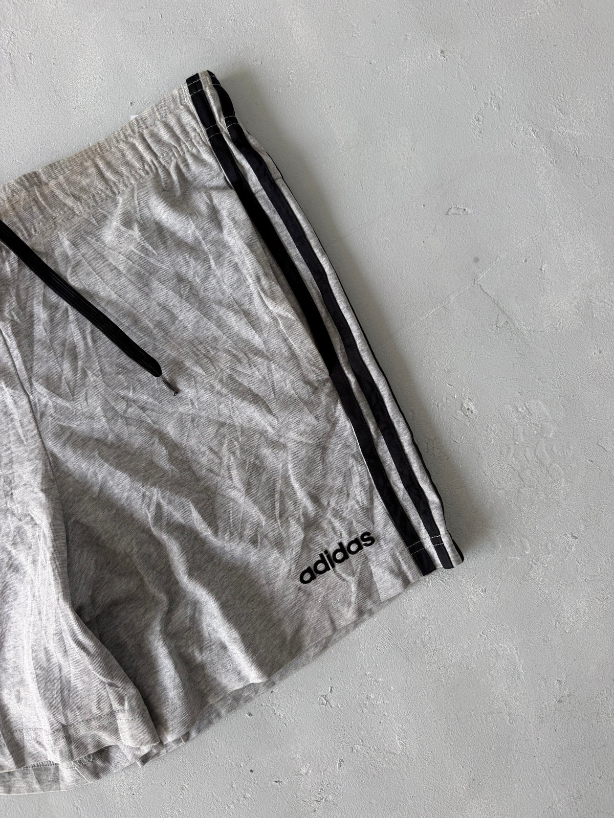 ADIDAS SWEAT SHORTS - L