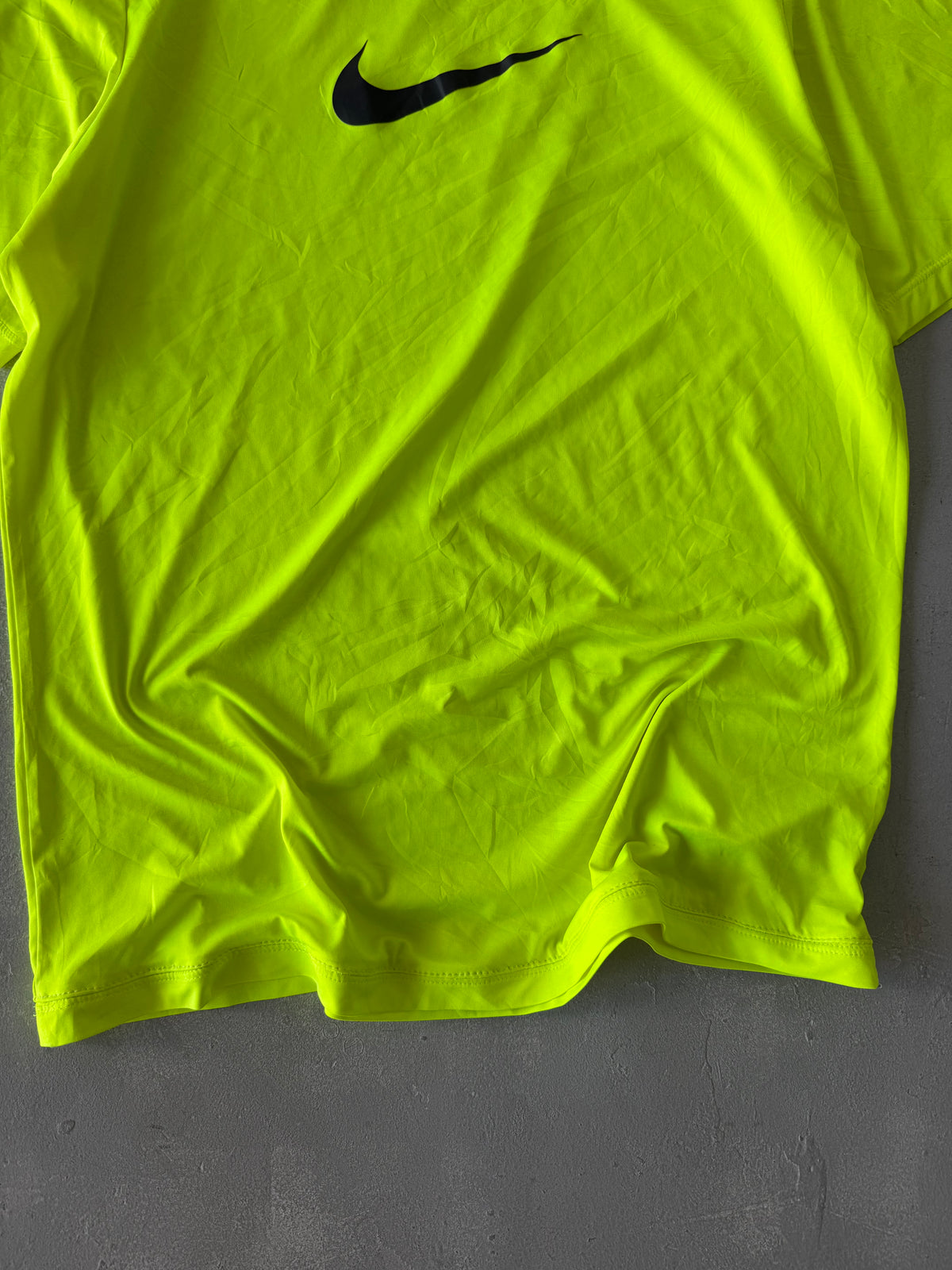 NIKE BIG LOGO DRI FIT TEE - S