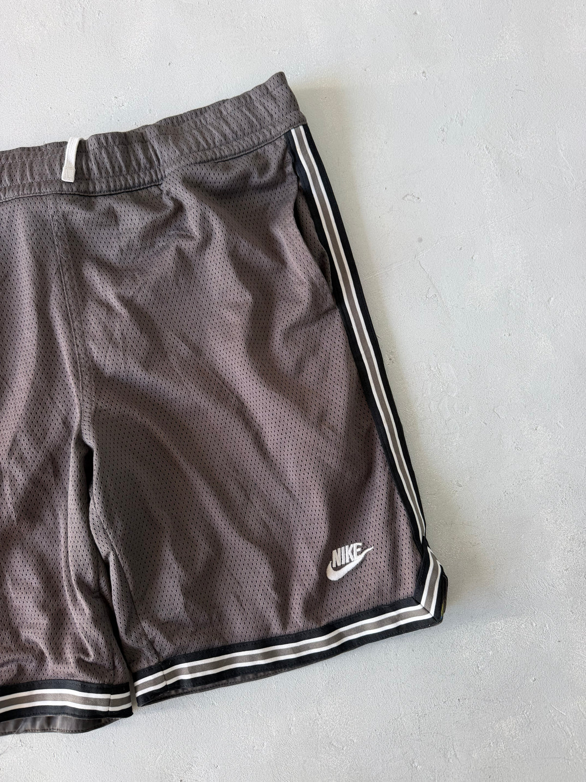 00S NIKE SHORTS - L