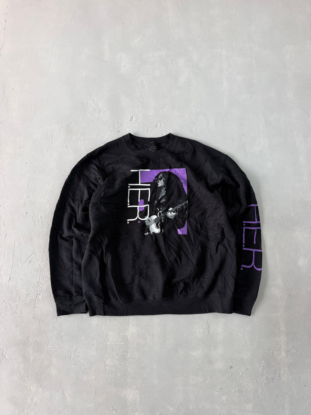 HER GRAPHIC SWEATSHIRT - L